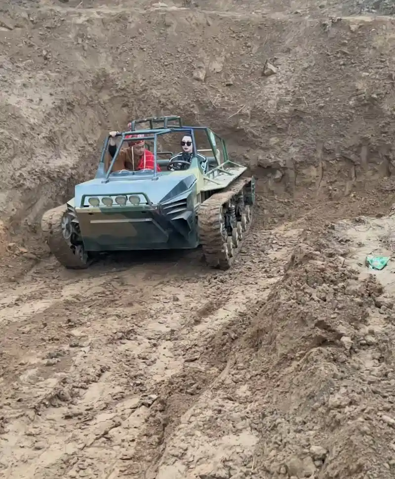 小姐姐开着坦克1000来玩越野了，这表现怎么样？