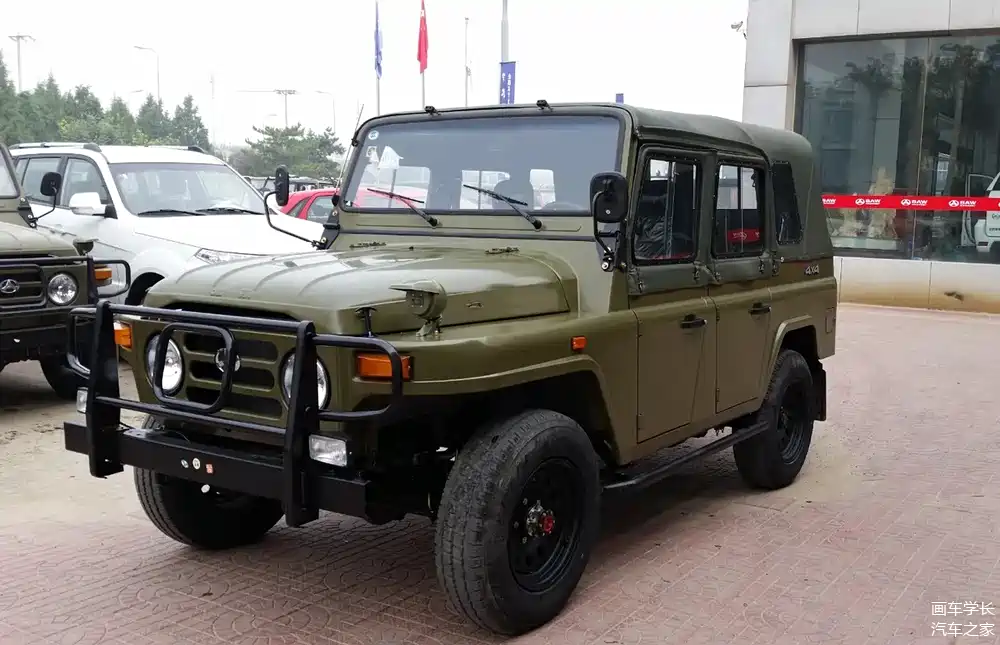 28 提到硬派越野车,有一款是让人爱不起来也恨不起来,它就是 北京吉普