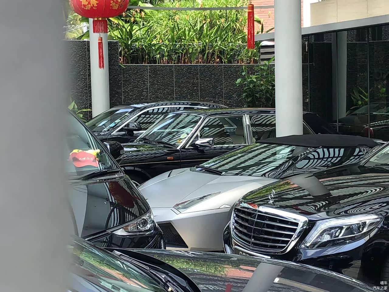 别墅区里某富豪的车，法拉利5台，罕见的是雷文顿，总价值夸张_车家号_汽车之家