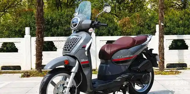 金城一款充满欧式风格的踏板车提拉米苏150配备水冷发动机