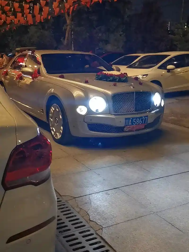 成都富豪结婚用的是香槟色宾利慕尚