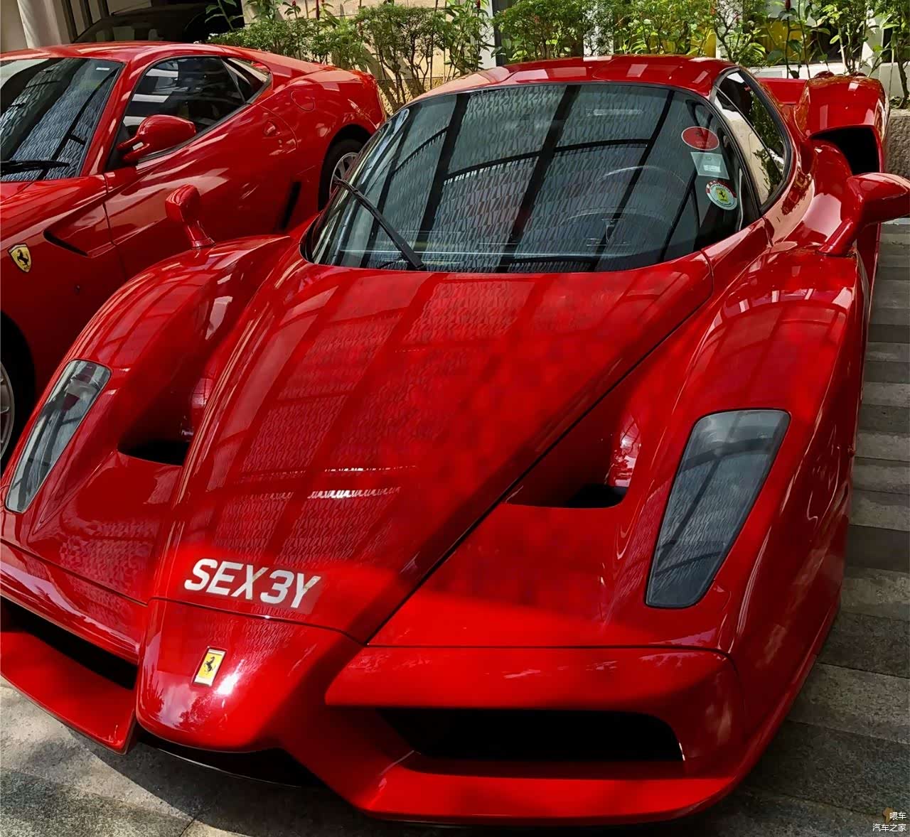 别墅区里某富豪的车，法拉利5台，罕见的是雷文顿，总价值夸张_车家号_汽车之家