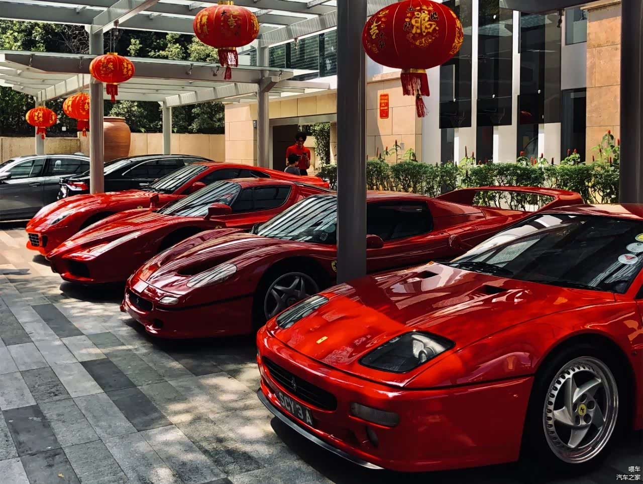 别墅区里某富豪的车，法拉利5台，罕见的是雷文顿，总价值夸张_车家号_汽车之家
