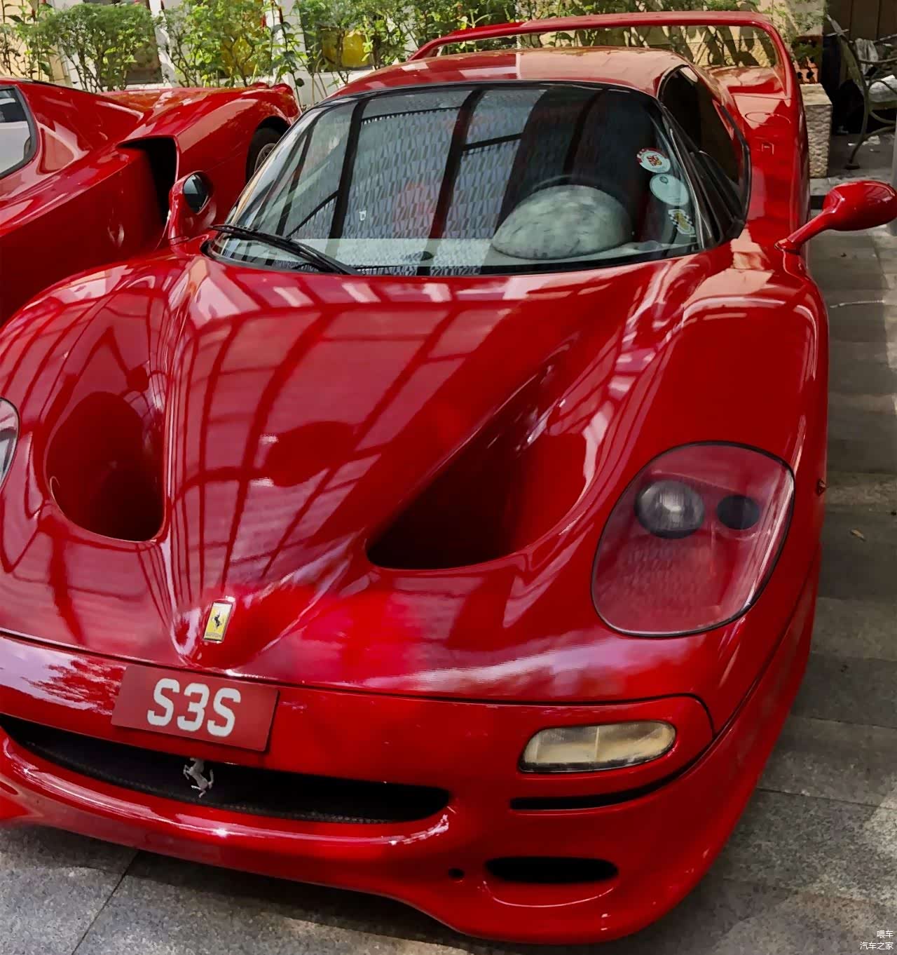 别墅区里某富豪的车，法拉利5台，罕见的是雷文顿，总价值夸张_车家号_汽车之家