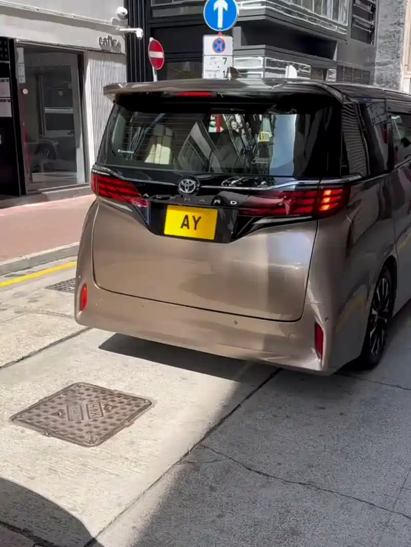 铜锣湾街头英皇大佬杨受成的ay靓车牌