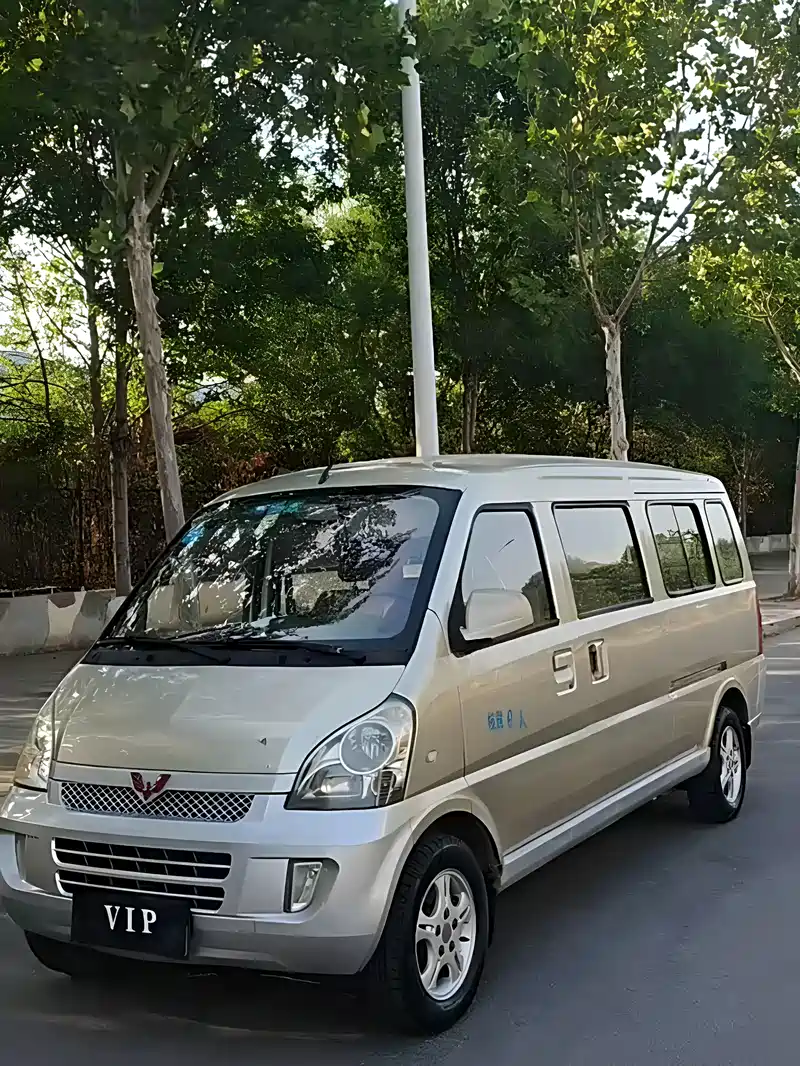 五菱荣光,9座面包车,中央独立座椅,中央空调,手续齐全