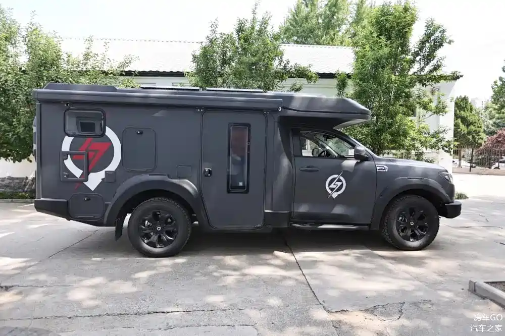 这台房车四驱三把锁越野强悍!升顶可下地库,双床2-4人出行