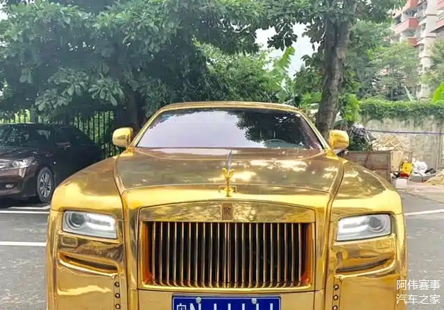 广东偶遇黄金版劳斯莱斯,悬挂200万"11111"车牌,车主仅26岁