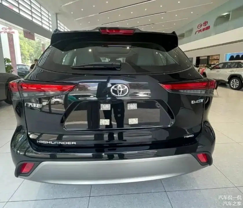 丰田巨献suv,近5米长7座,17万起驾,油耗低至4毛/公里,喝92油