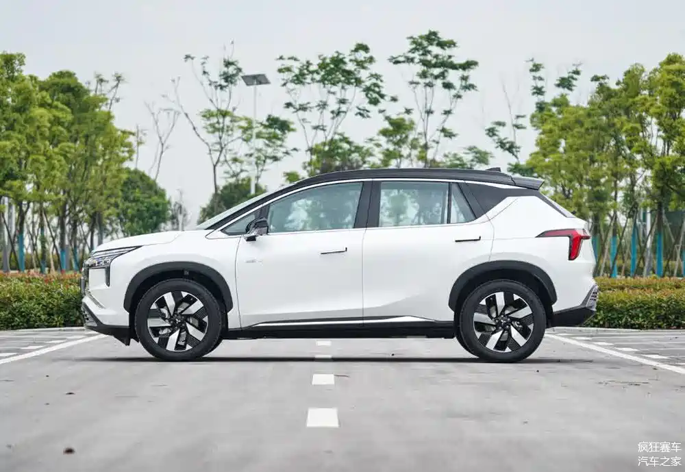 三菱终于坐不住了,首款纯电动汽车上市,最长续航520公里