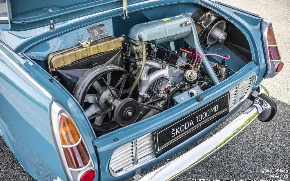 1960年代优雅的四门轿车什么样?四缸发动机放到后备箱