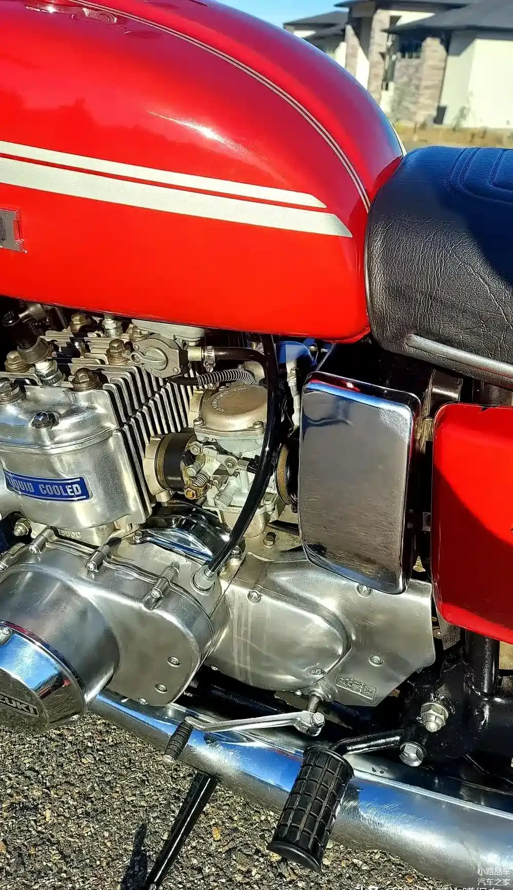 738cc 液冷式二冲程三缸发动机配备喷油装置,三台 mikuni 化油器,镀铬