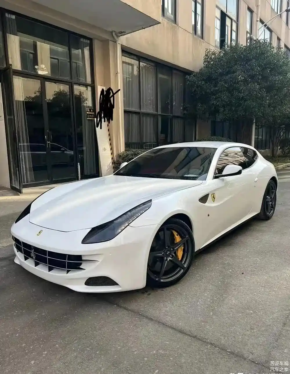 湖南小伙花211万买辆法拉利ff邻居看到车尾时忍俊不禁