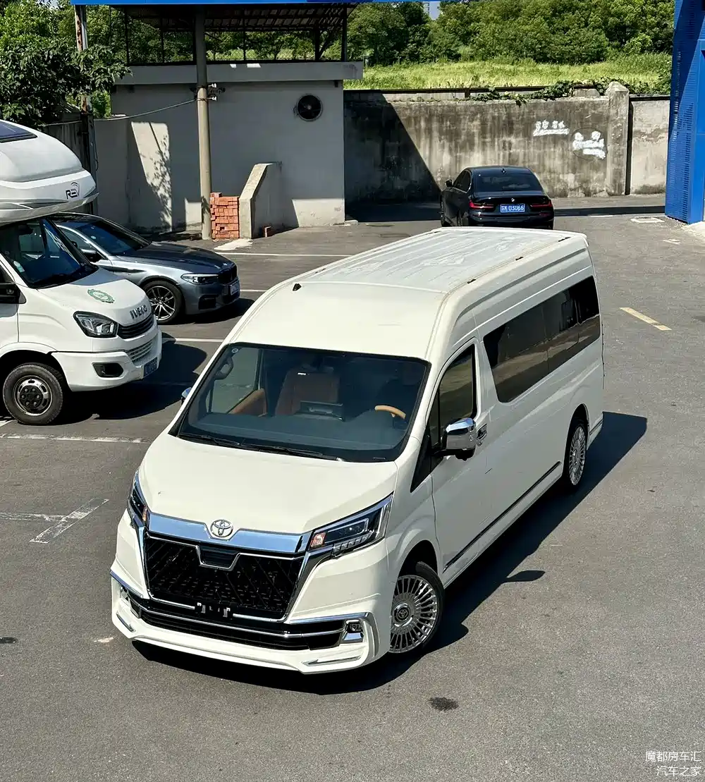 丰田海狮七座全隔断是一款豪华且注重隐私的高端商务车型