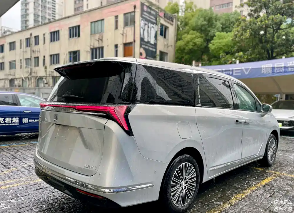 上汽通用"大招"来了!新别克gl8混动版霸气驾临