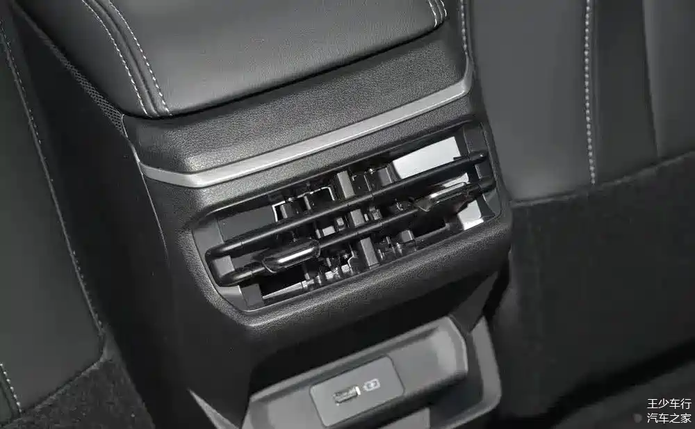 3英寸全液晶仪表,后排usb接口,并将皮质方向盘改成塑料材质,4个扬声器