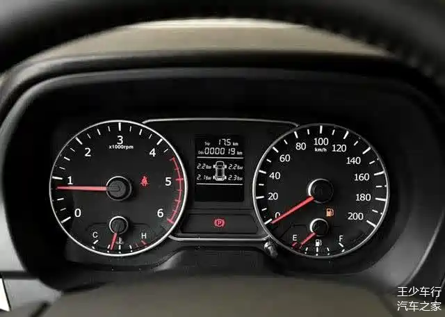 桑塔纳仪表亮一半