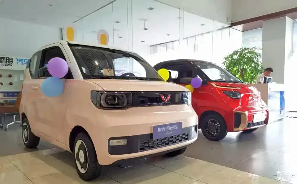 上下班代步新宠摄像小哥喜提五菱宏光miniev