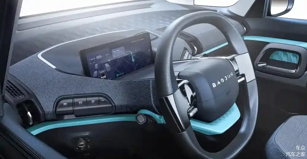 从曝出的新车外观及内饰来看,新宝骏e300(参数|询价)与其说是一款极具