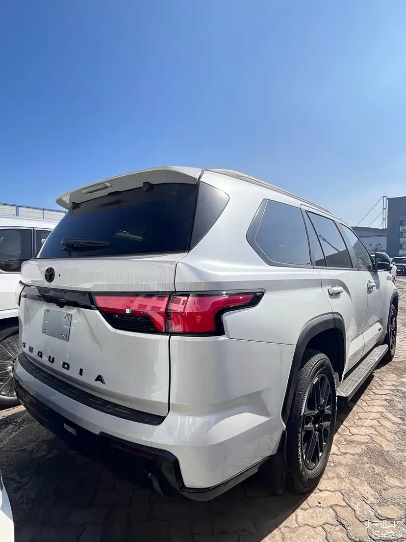 2024款 丰田红杉 3.5t混动ltd (nightshade夜影)  白/黑 港口现车