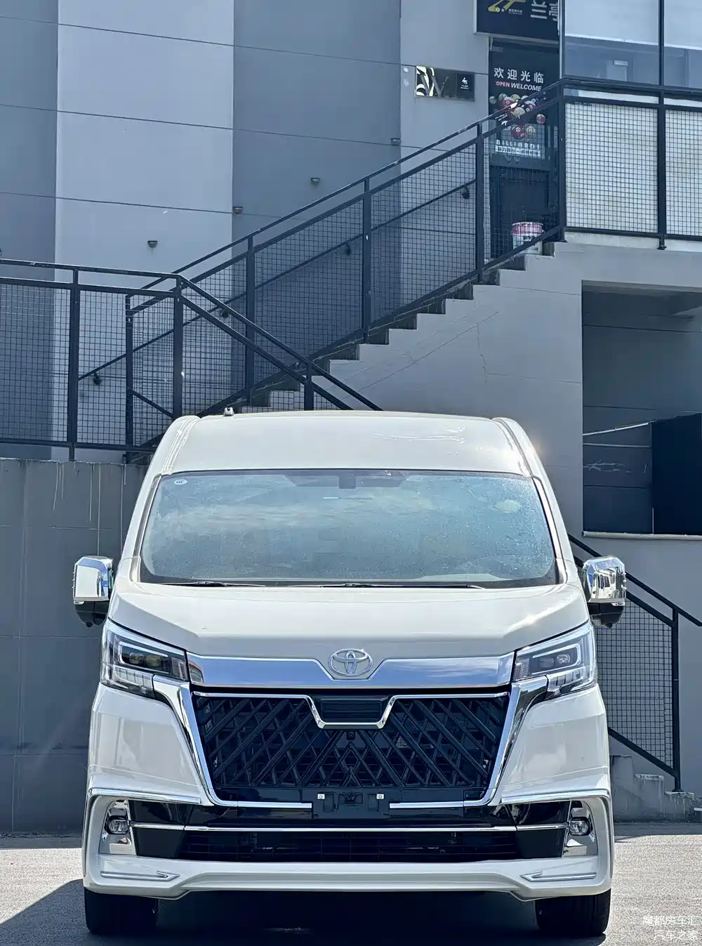 丰田海狮七座全隔断是一款豪华且注重隐私的高端商务车型