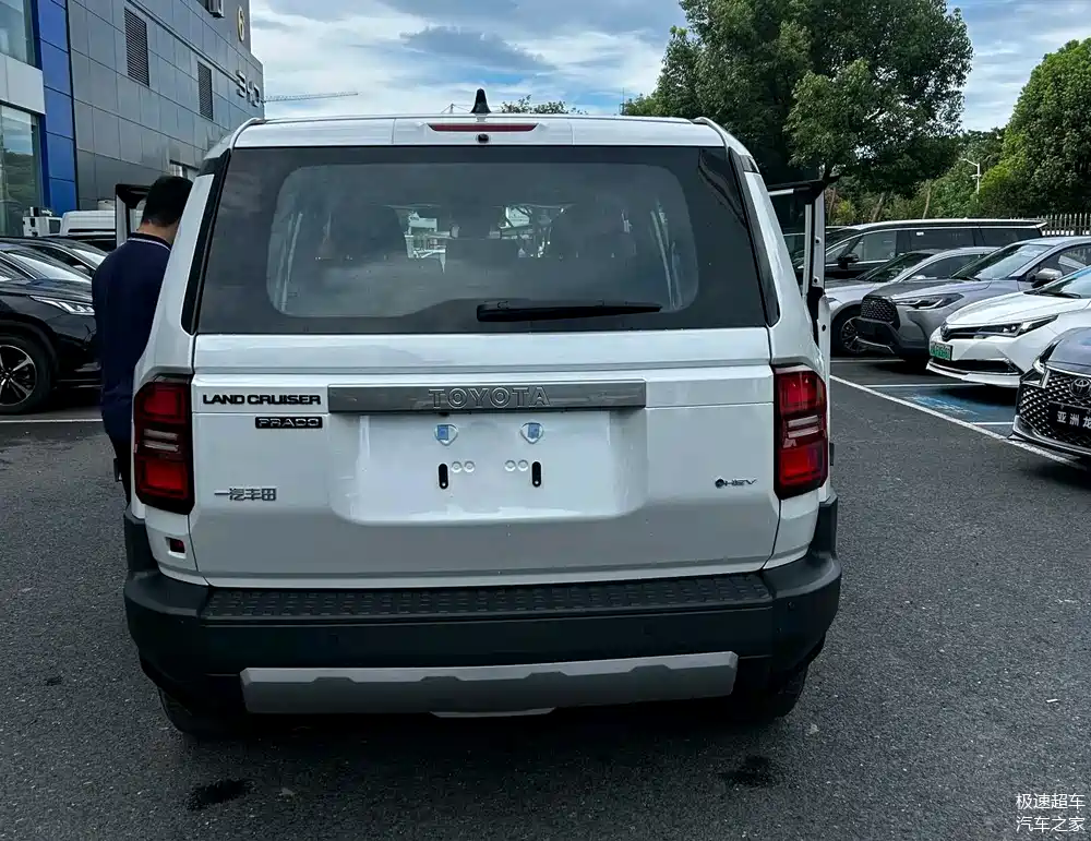 完成四驱越野极致进化,新一代丰田普拉多魅力十足