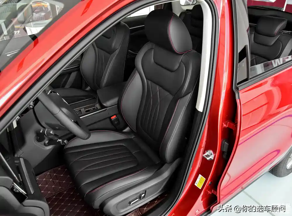 内饰上,一汽奔腾t55使用了现在非常流行的平底方向盘设计以及双联屏