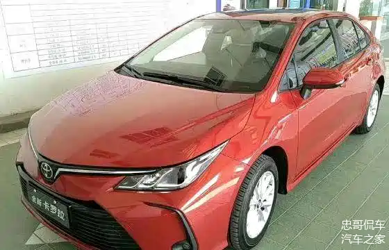 首台红色全新丰田卡罗拉到店!配一键启动 电子手刹1.2t油耗5.5l