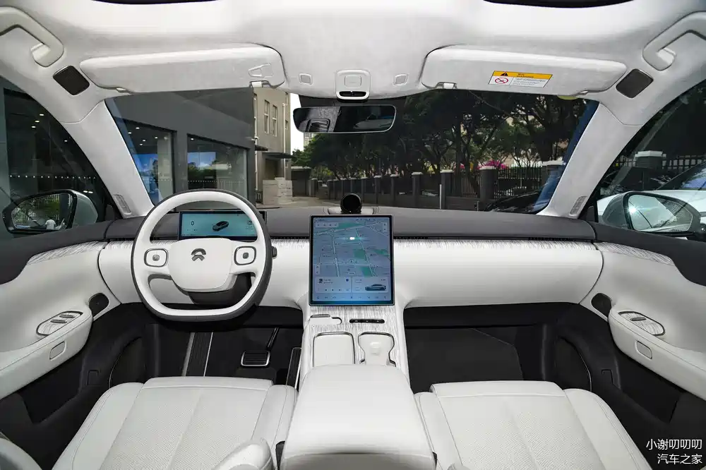 蔚来et7的内饰设计强调的是舒适性和科技感.