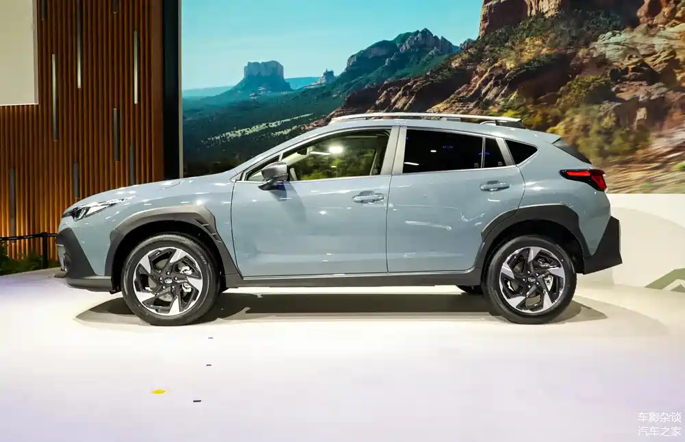 斯巴鲁crosstrek旭豹的车顶带有明显下坠的趋势,塑造出跨界suv的姿态.