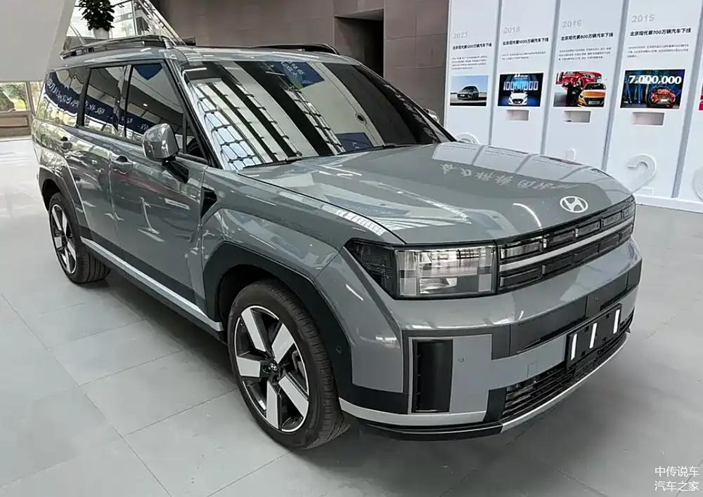 全新胜达实车到店:硬朗"方盒子"设计,配置大幅升级