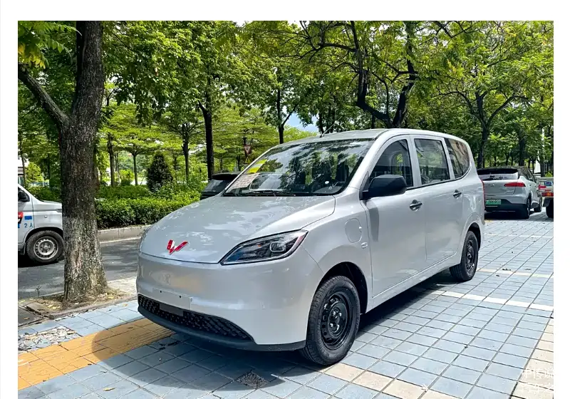 五菱宏光纯电版震撼登场支持快充三种配色可选