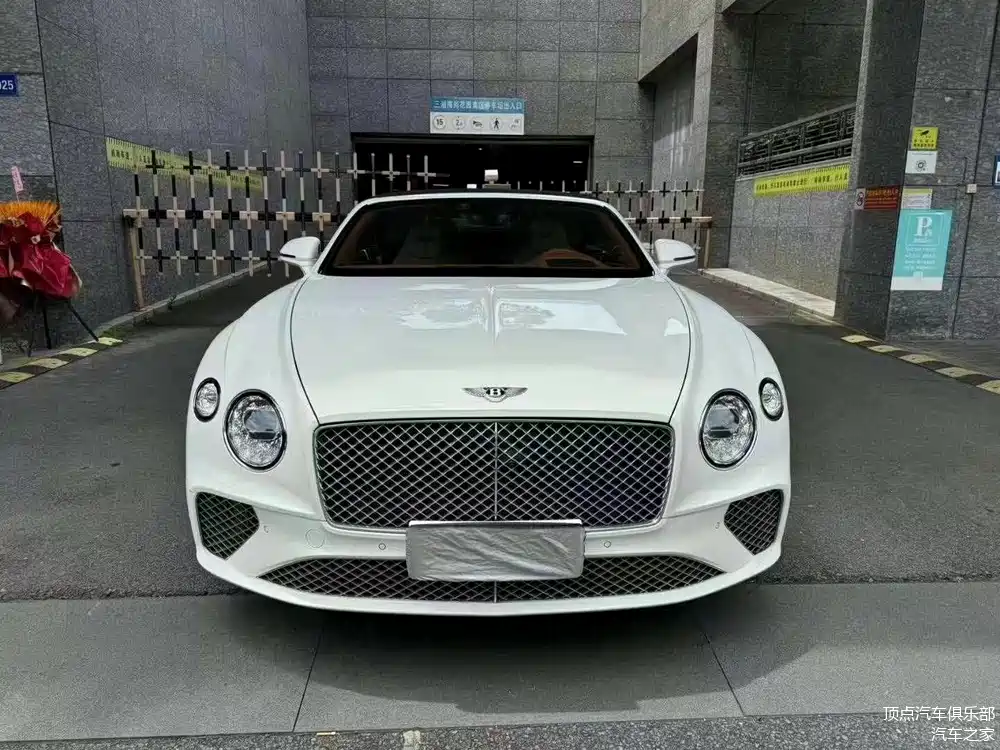2023年宾利欧陆gtc敞篷轿跑 美女一手车 2万公里