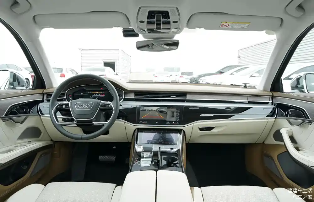 内饰设计部分,奥迪a8l horch创始人版中控台区域搭载了四辐式方向盘