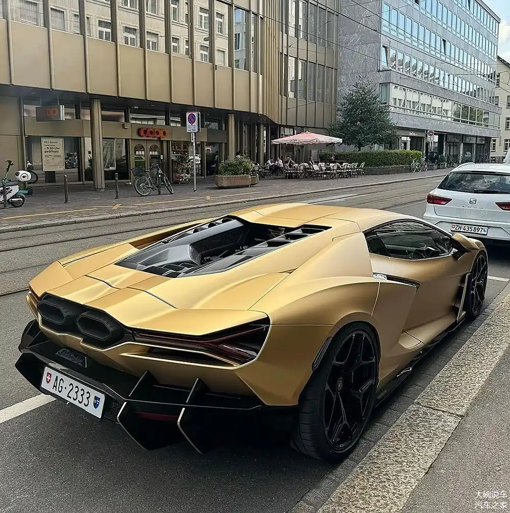 全新兰博基尼revuelto海外街拍 超高颜值 实力强劲的超跑