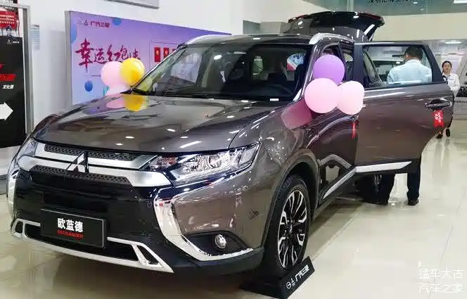 2020款三菱欧蓝德到店,车长超4.7米,配适时四驱 led日间行车灯