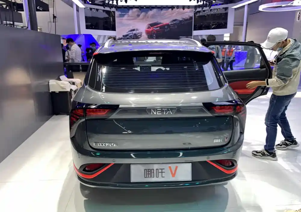 哪吒v造型较为时尚,内饰布局比较精简,定位纯电动汽车