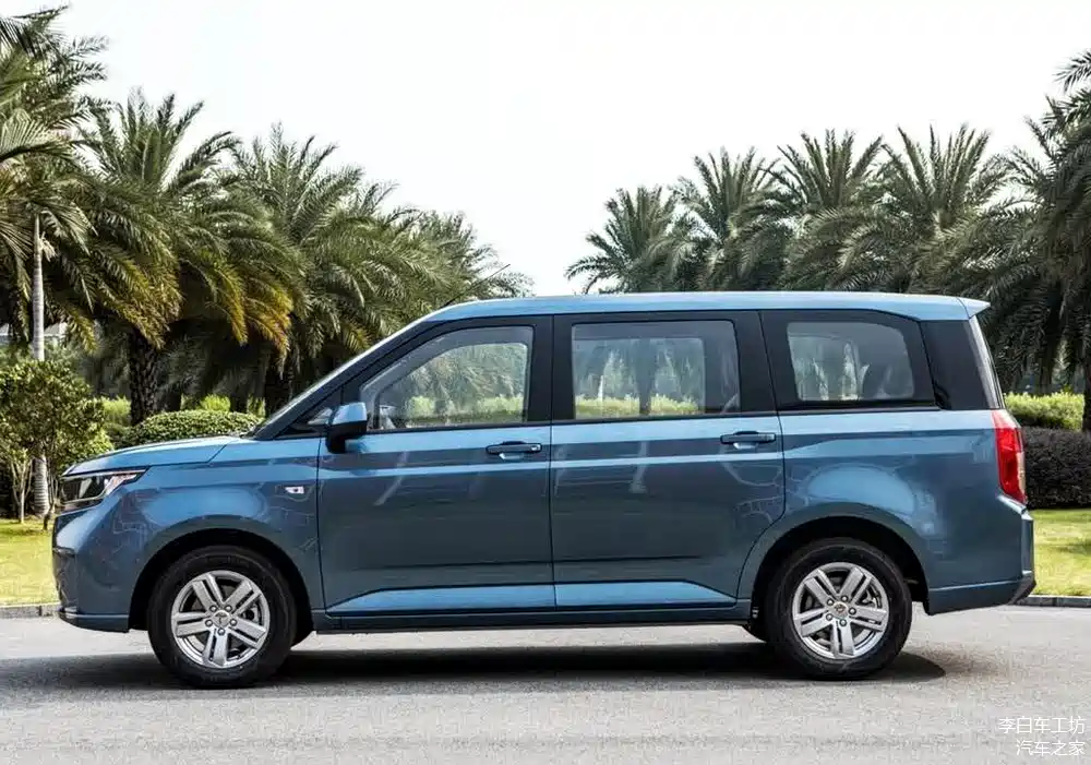 五菱宏光plus实车曝光,1.5t 悬浮式车顶,提供8座,将于10月上市