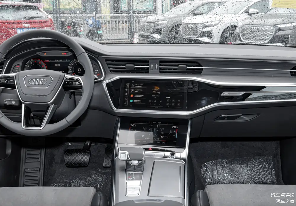 奥迪a6l内饰洋溢着豪华氛围,大量运用柔软材料包覆,并配以钢琴烤漆