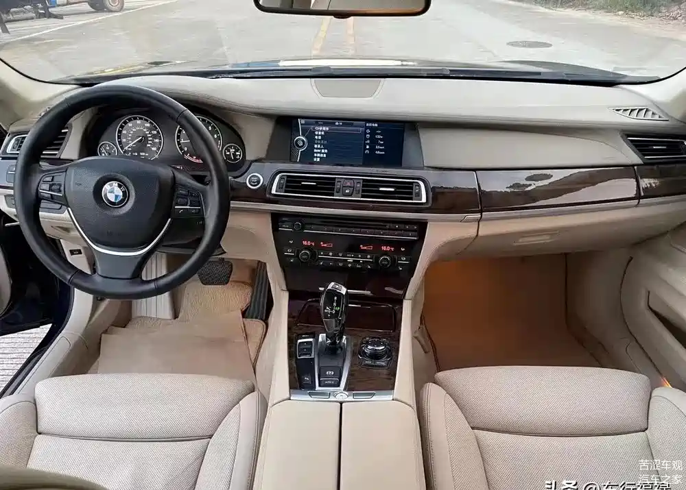 虽说这辆宝马760li的内饰相比新款差一点,不过有很多设计依然经典