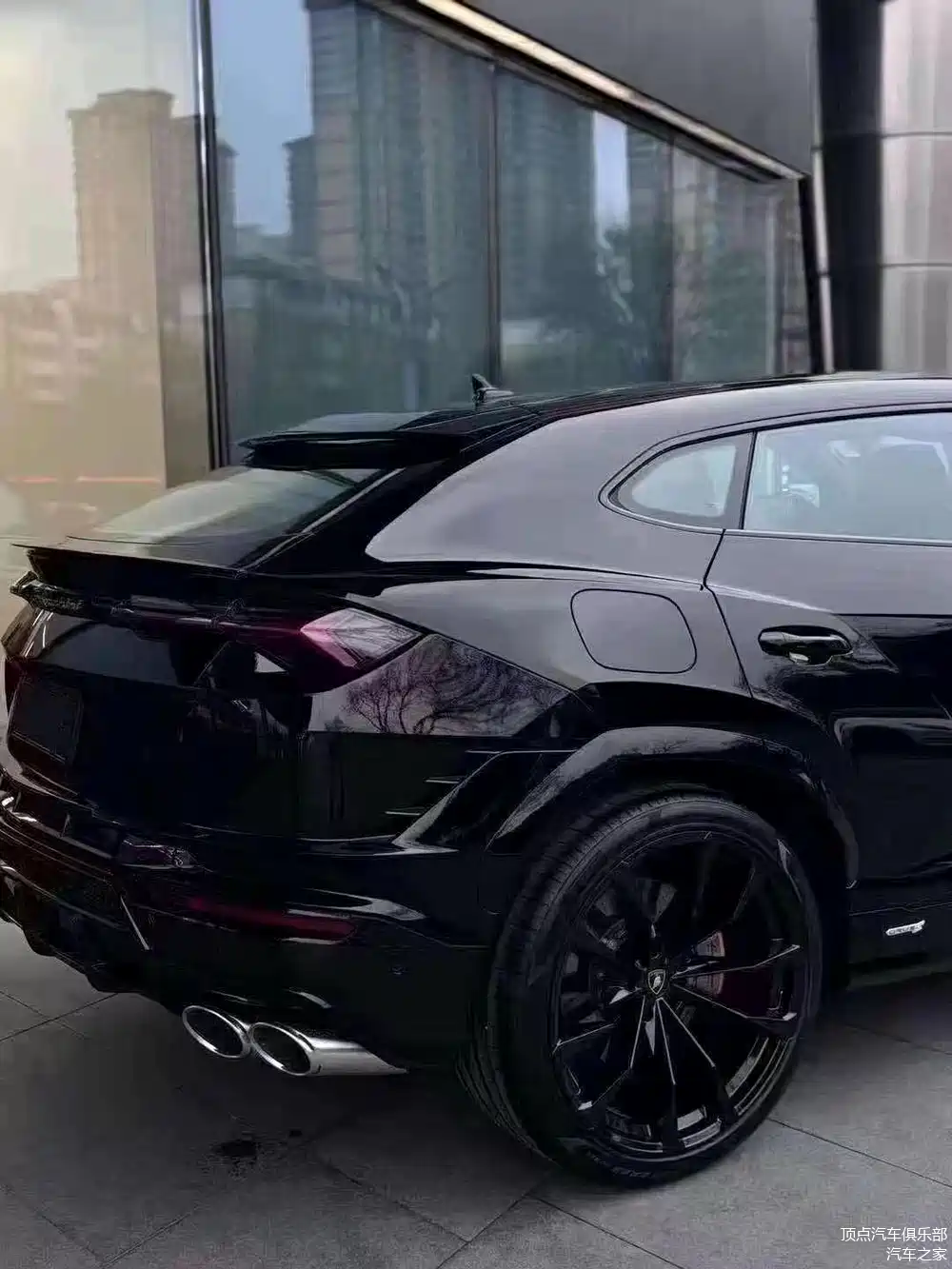 兰博基尼urus s版  黑-黑橙 现车