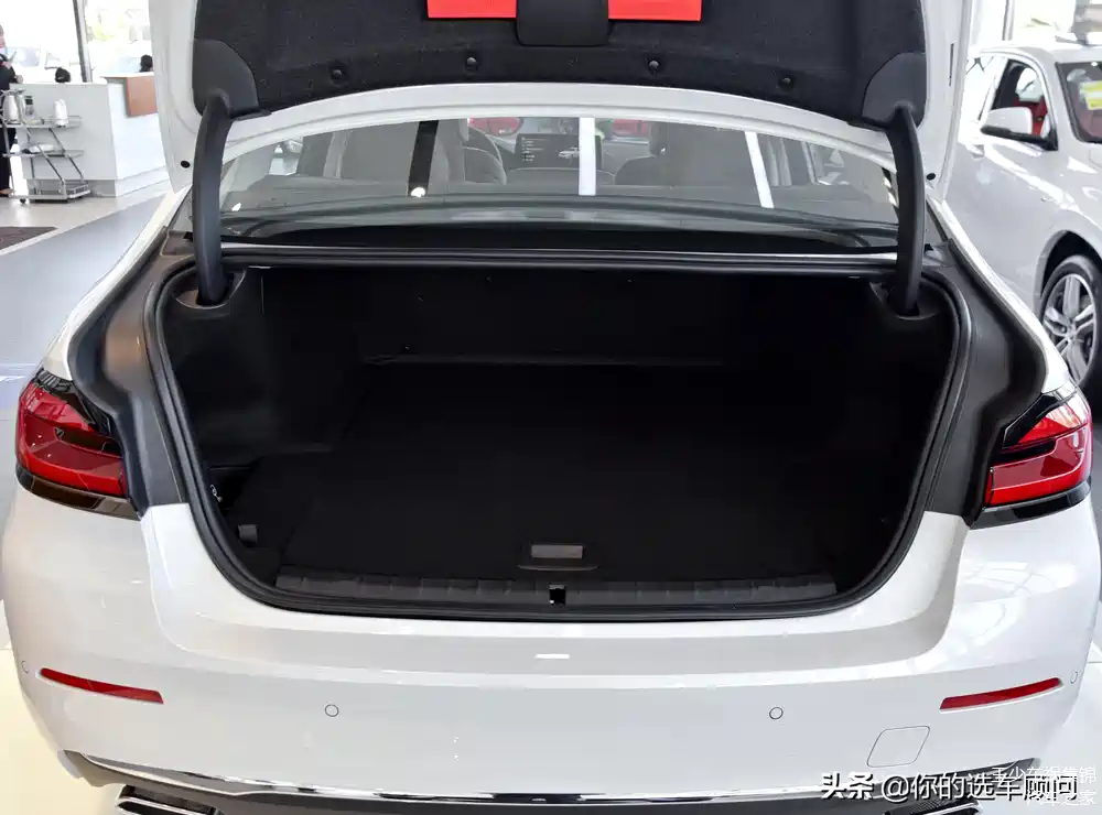 宝马5系新能源的后排座椅不支持放倒,不过后备箱进深很大,实用性的