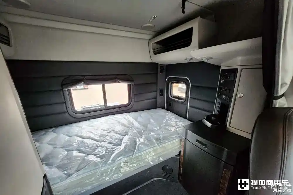 传承美式长头卡车经典灵魂,最新款彼得比尔特589牵引车实拍