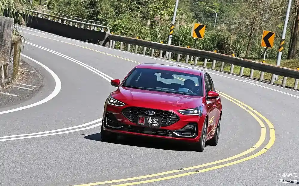 福特小改款福克斯st-line,也是一枚小钢炮!