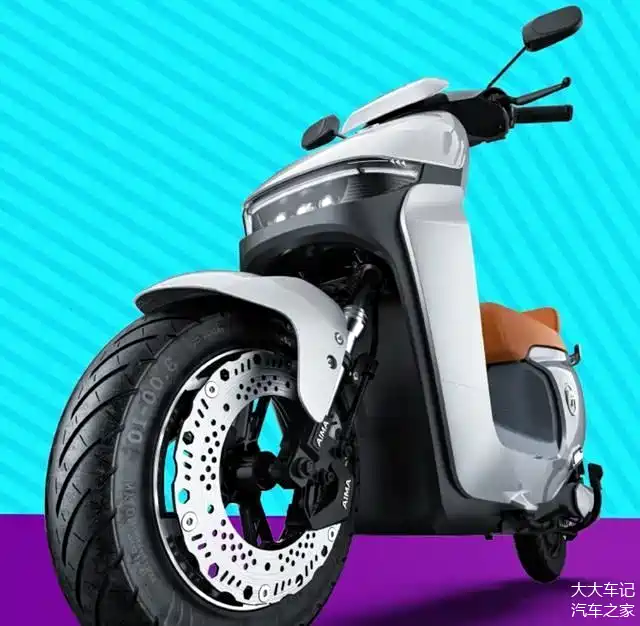 爱玛新款电摩亮相,战斗风造型,精准三电调教,起步快,续航久!