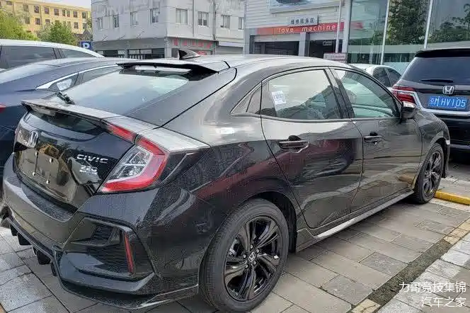 全新两厢版本田思域到店,黑色车身获好评,配换挡拨片 泊车雷达