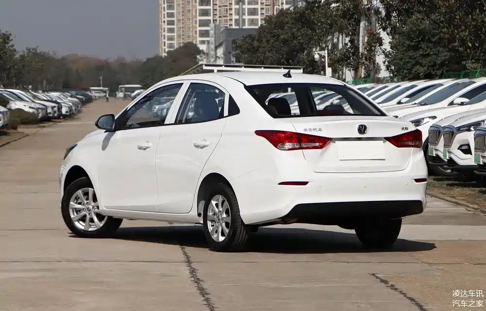 车价比摩托机车还便宜,油耗又低的三厢自主代步车,实拍长安悦翔