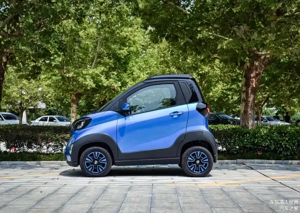 其实这样一看,宝骏e100就确实不像是一个传统的新能源纯电小车,如同它