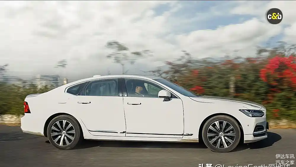 沃尔沃s90:一款兼具豪华和动力的中型轿车