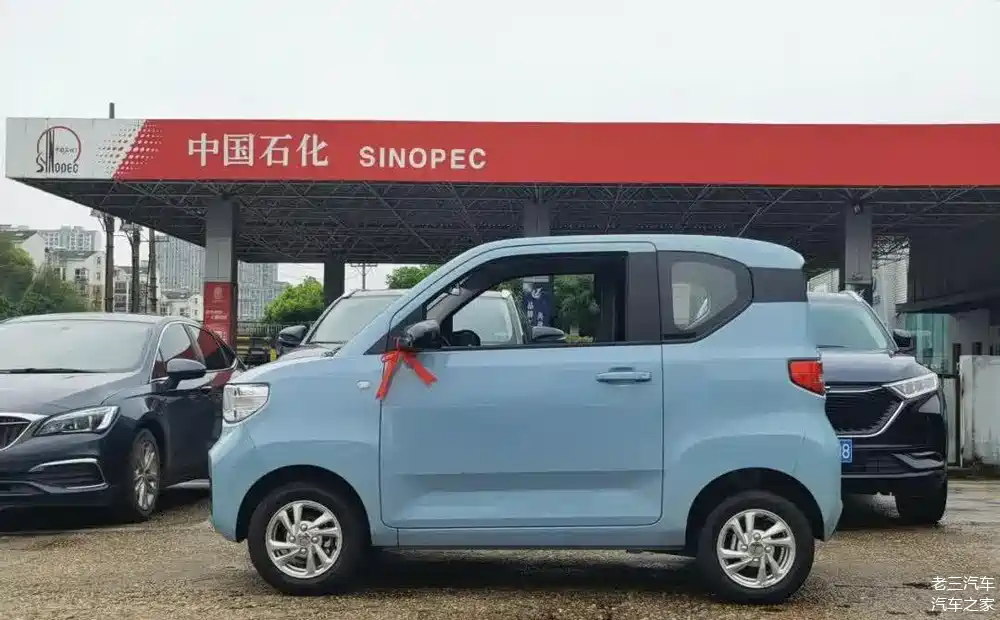 上下班代步新宠摄像小哥喜提五菱宏光miniev